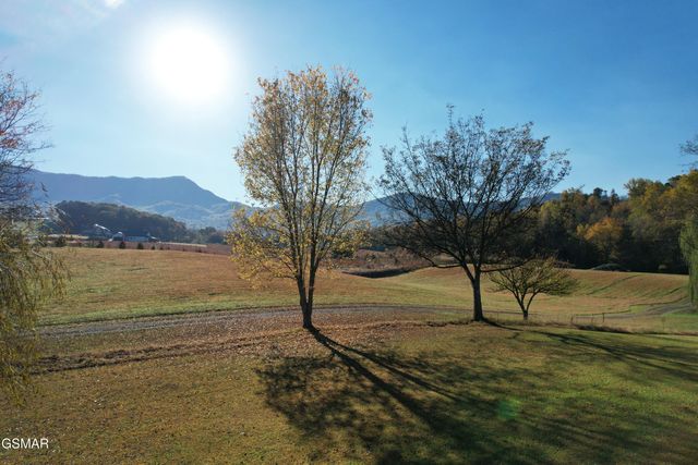 120 County Line Road, Dandridge, TN 37725