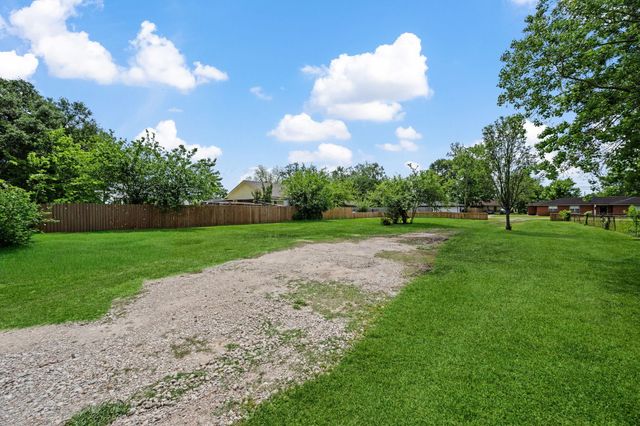 1005 W Clayton Street, Dayton, TX 77535
