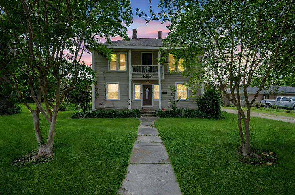 1005 W Clayton Street, Dayton, TX 77535