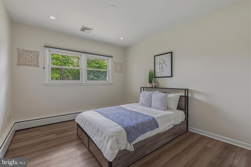 Image 10 of property listing at 10316 SUNSET DR, Damascus, MD 20872