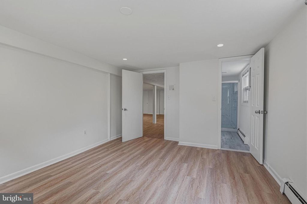 Image 18 of property listing at 10316 SUNSET DR, Damascus, MD 20872