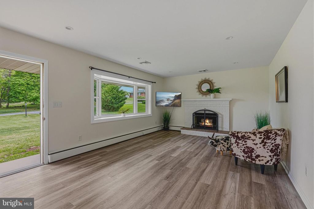 Image 2 of property listing at 10316 SUNSET DR, Damascus, MD 20872