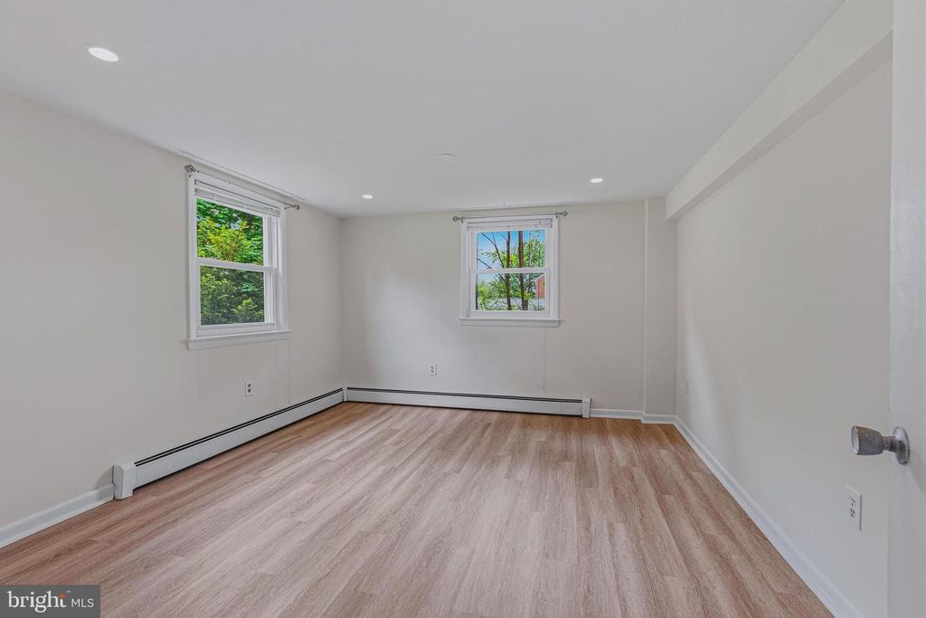 Image 22 of property listing at 10316 SUNSET DR, Damascus, MD 20872