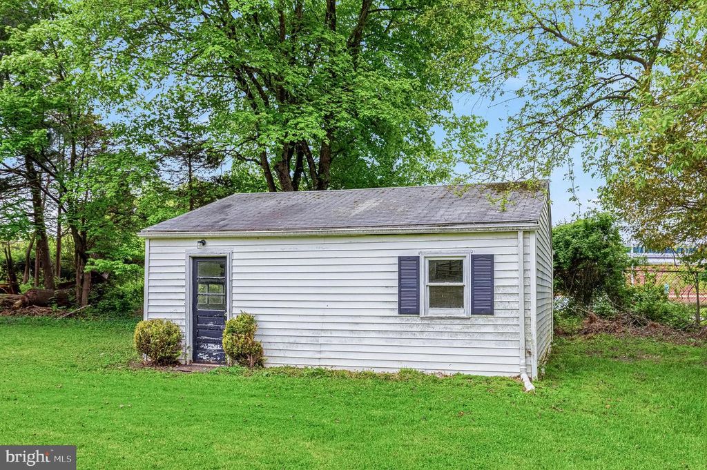 Image 32 of property listing at 10316 SUNSET DR, Damascus, MD 20872