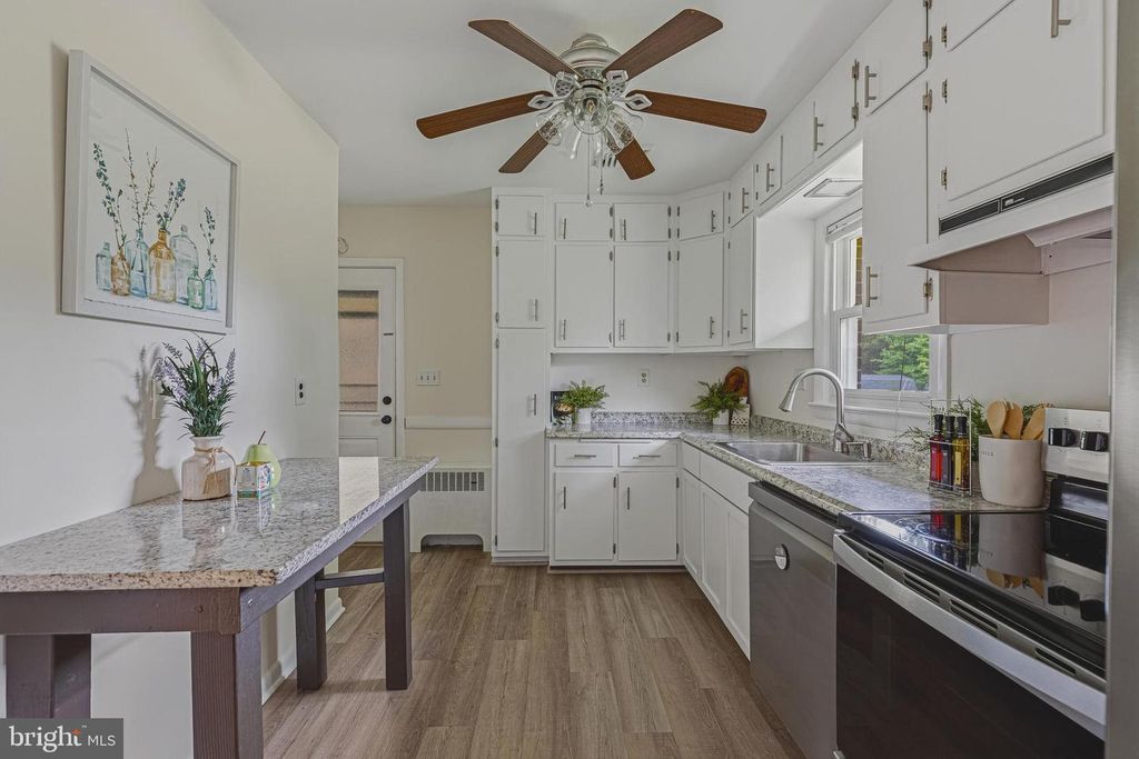 Image 5 of property listing at 10316 SUNSET DR, Damascus, MD 20872