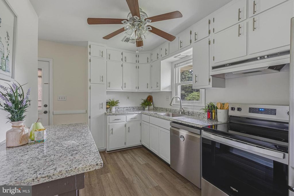 Image 6 of property listing at 10316 SUNSET DR, Damascus, MD 20872