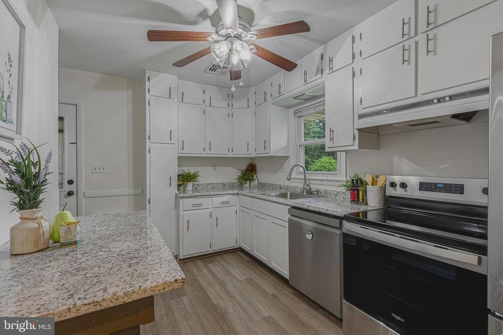 Image 7 of property listing at 10316 SUNSET DR, Damascus, MD 20872