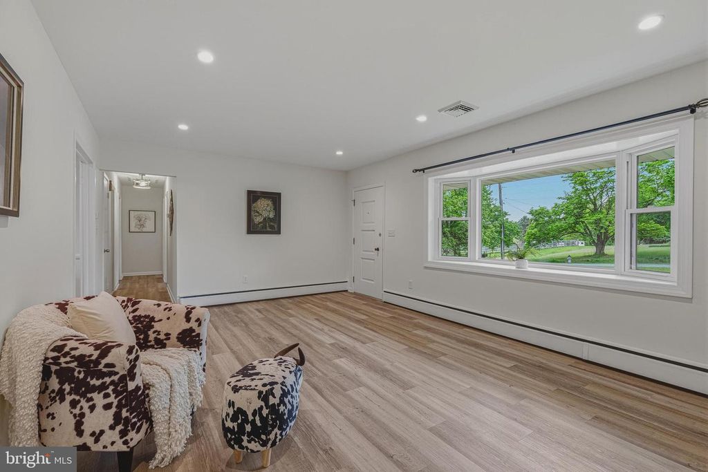 Image 9 of property listing at 10316 SUNSET DR, Damascus, MD 20872
