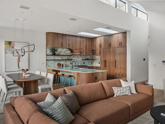 2305 Westoak DR, Austin, TX 78704