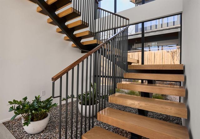 2305 Westoak DR, Austin, TX 78704