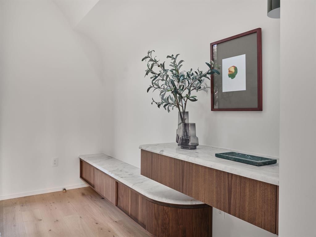 2305 Westoak DR, Austin, TX 78704