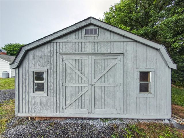 3084 Old US Highway 52 S, Pilot Mountain, NC 27041