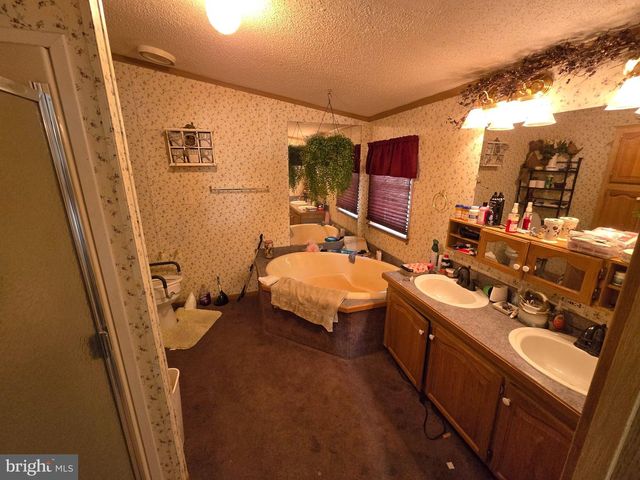203 HIGH POINT LN, Coatesville, PA 19320