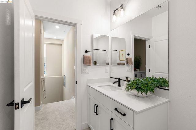 28924 Parkridge Loop 103, Hayward, CA 94544