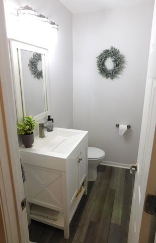 220 S Division Street, Zeeland, MI 49464