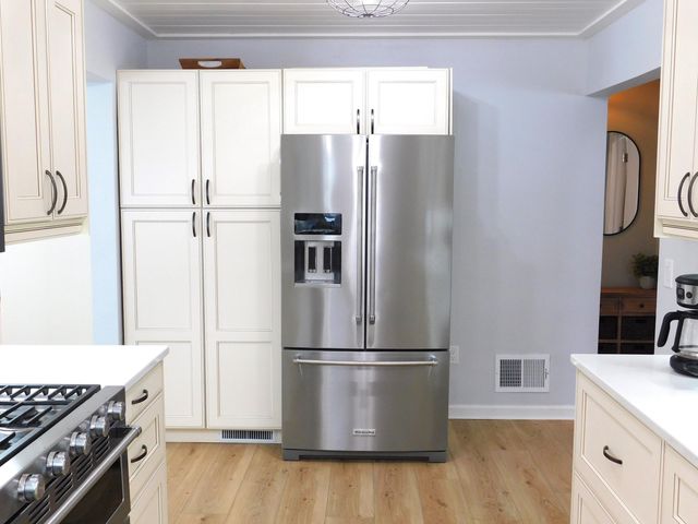 220 S Division Street, Zeeland, MI 49464