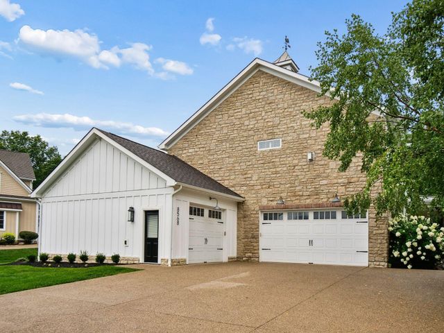 8568 Liberty Road N, Powell, OH 43065