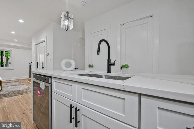 305 34TH PL NE, Washington, DC 20019