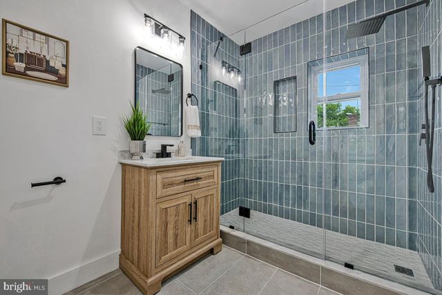 305 34TH PL NE, Washington, DC 20019