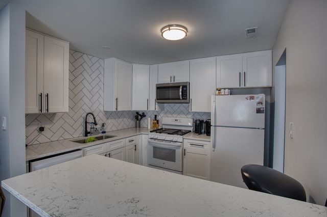 1732 Harrow Court D, Wheaton, IL 60189