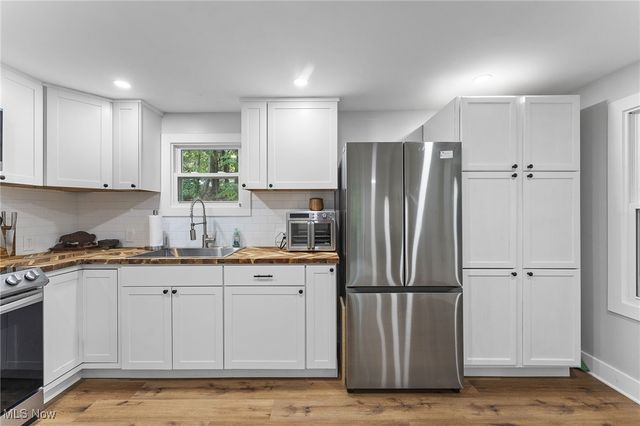 1062 Stump Road, New Franklin, OH 44319