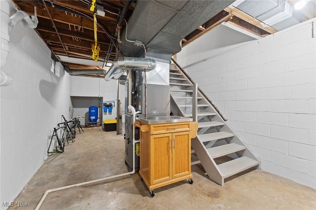 1062 Stump Road, New Franklin, OH 44319