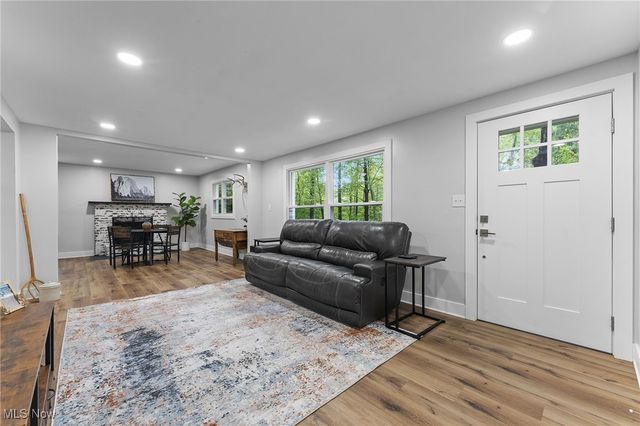 1062 Stump Road, New Franklin, OH 44319