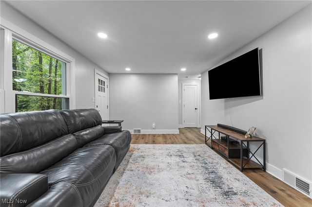 1062 Stump Road, New Franklin, OH 44319