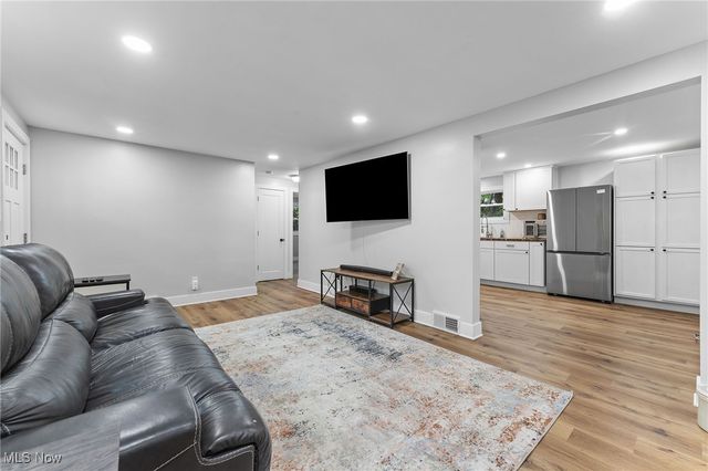 1062 Stump Road, New Franklin, OH 44319