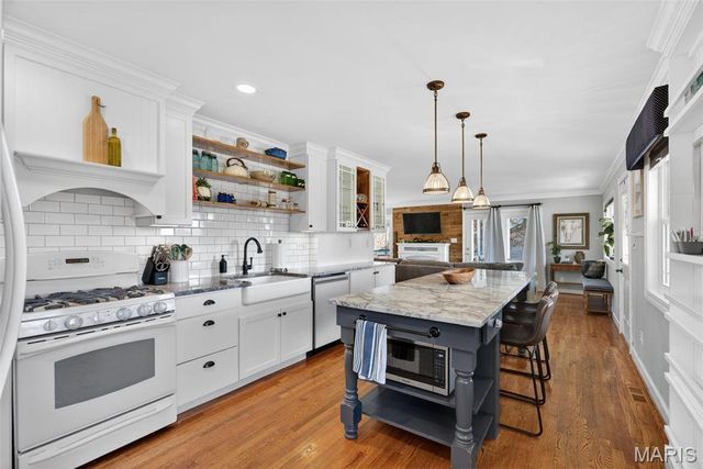 913 Crestland Drive, Ballwin, MO 63011