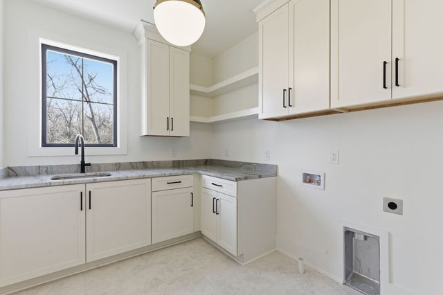 1525 Graybar Ln, Nashville, TN 37215