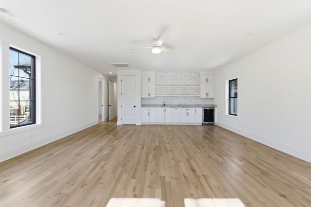 1525 Graybar Ln, Nashville, TN 37215