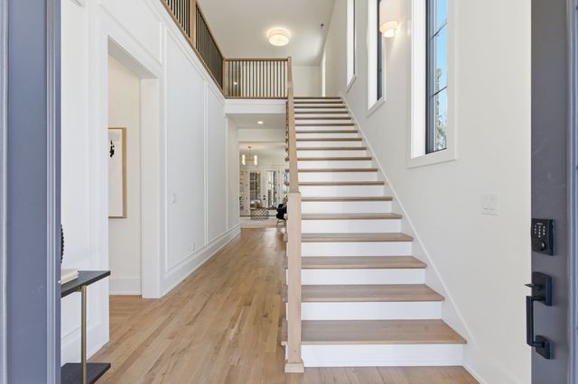 1525 Graybar Ln, Nashville, TN 37215