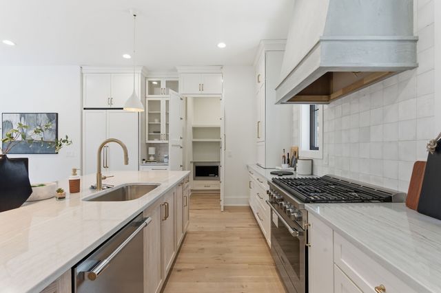 1525 Graybar Ln, Nashville, TN 37215