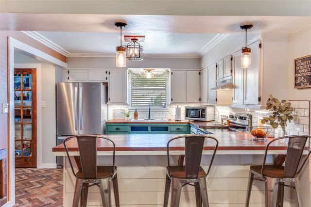 240 Smith Street, Burleson, TX 76028