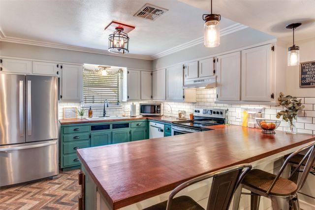 240 Smith Street, Burleson, TX 76028