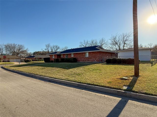 240 Smith Street, Burleson, TX 76028