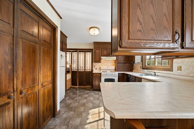 26 Kimberly Dr, South Hadley, MA 01075