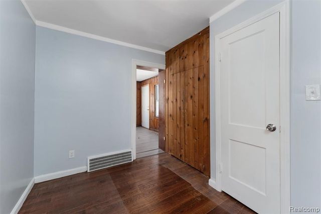 18704 Sunderland Road, Detroit, MI 48219