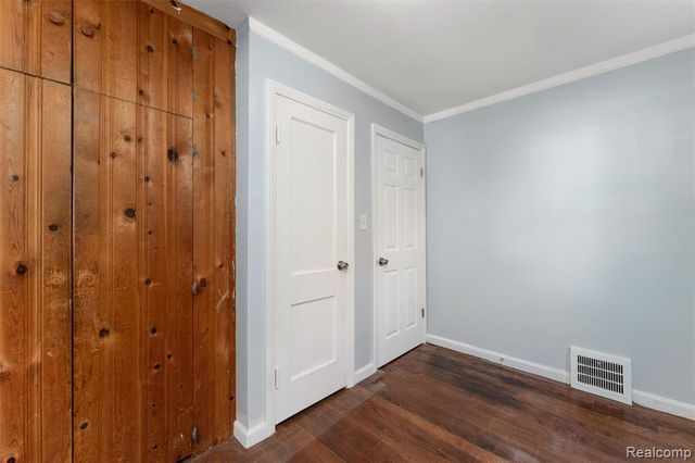 18704 Sunderland Road, Detroit, MI 48219