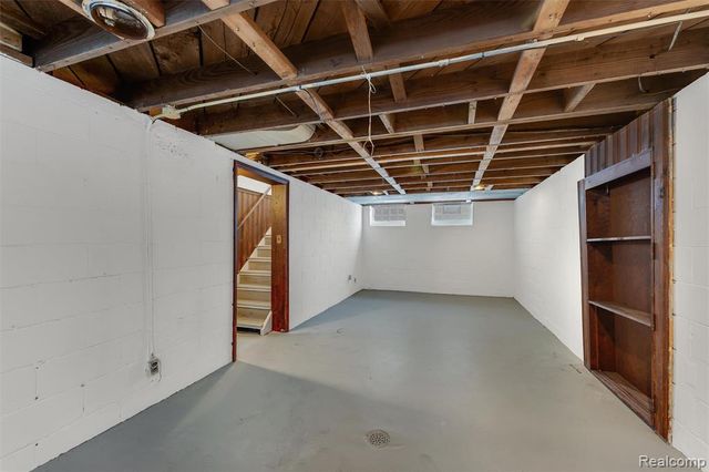 18704 Sunderland Road, Detroit, MI 48219