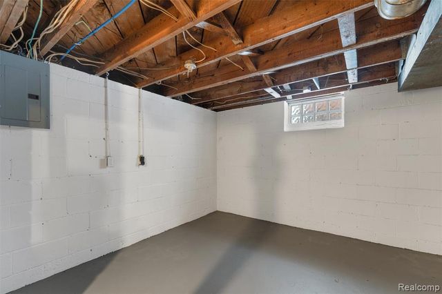 18704 Sunderland Road, Detroit, MI 48219