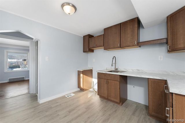 18704 Sunderland Road, Detroit, MI 48219