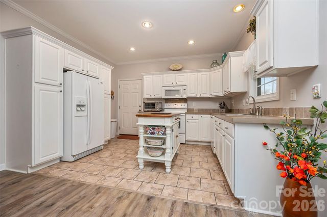 34 Middle Street, Hendersonville, NC 28792