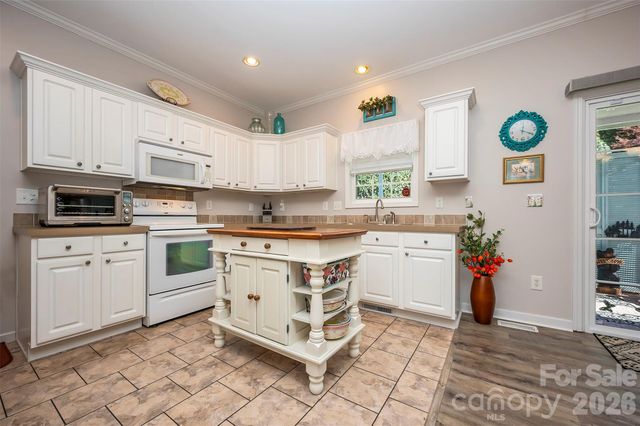 34 Middle Street, Hendersonville, NC 28792