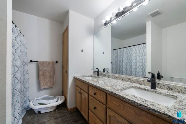 3008 W Courtyard Ln Lane, Sioux Falls, SD 57108