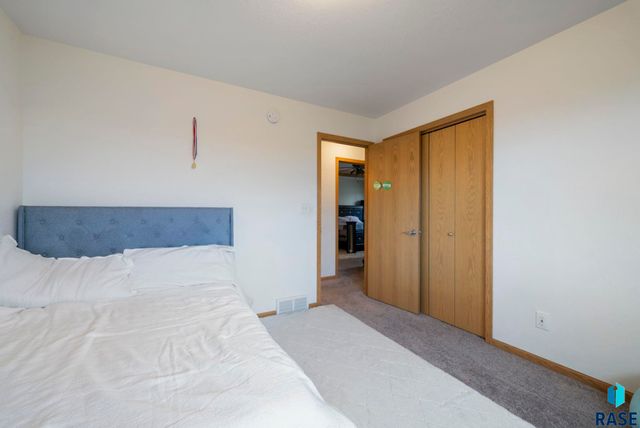 3008 W Courtyard Ln Lane, Sioux Falls, SD 57108