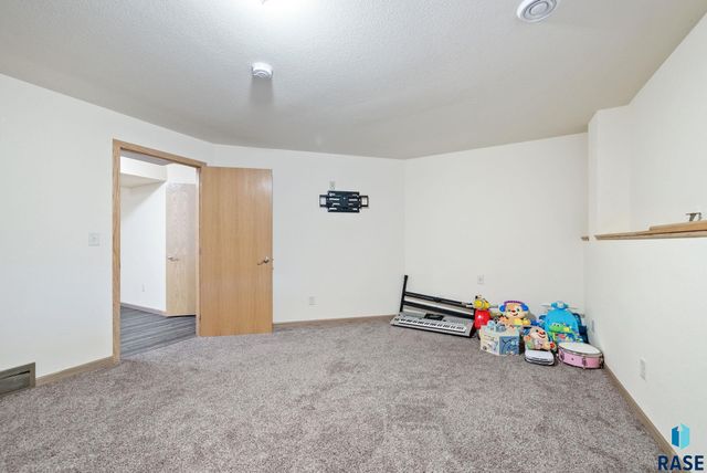 3008 W Courtyard Ln Lane, Sioux Falls, SD 57108