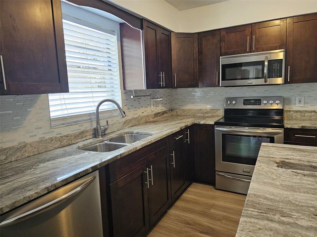 3128 W VARN AVENUE, Tampa, FL 33611