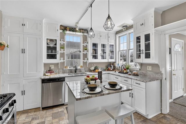 9461 Whalers Cove, Mentor, OH 44060